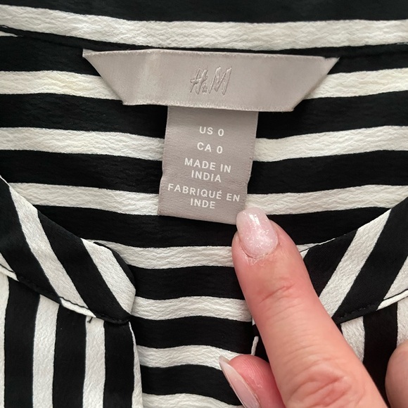 Black and White Striped Sleeveless Tunic - Picture 2 of 4